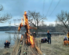 Символічний ритуал - у Запоріжжі спалили опудало російського диктатора (фото, відео)
