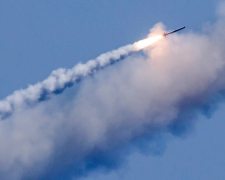 Вибухи в Запоріжжі – росіяни завдали ракетного удару по підприємству, є поранена людина