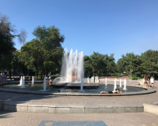 Спека дістала: запоріжці освіжаються у фонтані на площі Маяковського  - фото