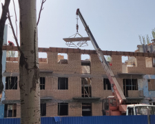 Посилюють стіни та встановлюють вікна - як просувається відбудова багатоповерхівок в центрі Запоріжжя (фото)