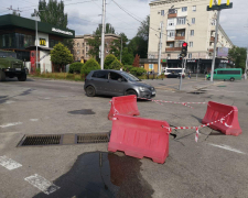 На перехресті в центрі Запоріжжя провалився асфальт: чи відремонтували дорогу?