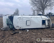 На трасі Запоріжжя - Дніпро перекинулася маршрутка з пасажирами - є загиблі та поранені (фото)