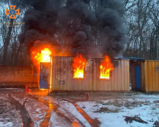 Горіли контейнер, домашні речі та дрова  - в Запоріжжі ДСНС за добу ліквідували 4 пожежі (фото)