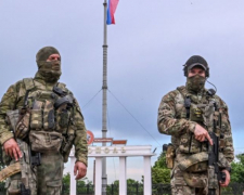 В окупованому місті Запорізької області росіяни ховають військову техніку поміж житлових будинків