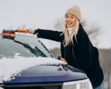 Як швидко і легко очистити машину від снігу та льоду