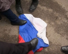 У Бердянську підлітки зірвали російський прапор зі штабу окупантів - відео