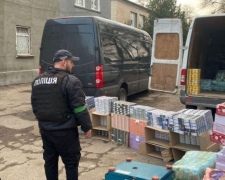 У Запорізькій області під виглядом гуманітарного вантажу незаконно перевозили цигарки