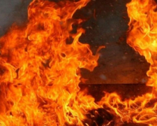 У Запоріжжі через задимлення під час пожежі житла рятувальники вивели на свіже повітря дівчину із сусідньої квартири