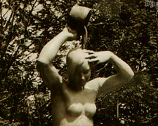 Чарівна &quot;купальниця&quot; - фонтан у запорізькому парку прикрашала скульптура таємничої жінки (фото)