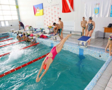 У Запоріжжі дітей - вимушених переселенців безкоштовно навчають плавати