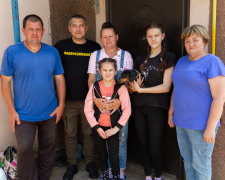 Перша родина зі звільненого села Запорізької області тимчасово виїхала у більш безпечне місце - відео