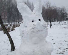 У запорізькому парку з&#039;явився сніговий заєць - фото