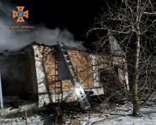 Згорів дах, загинула людина: у Запоріжжі сталась пожежа у приватному будинку - яка причина 