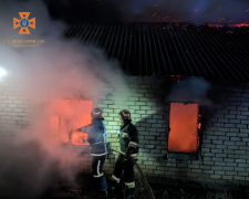 Вогонь охопив дах та кімнати – у Запорізькому районі сталася пожежа