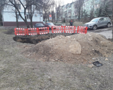 На вулицях Запоріжжя після ремонтів лишається багнюка та розбитий асфальт - фото