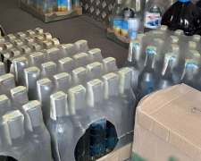 У Запоріжжі поліцейські затримали водія, який віз на продаж сотні літрів контрафактного алкоголю