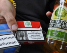 У Запорізькій області затримали чоловіка, який хотів перепродавати контрафактний алкоголь і цигарки