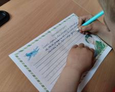На окупованих територіях Запорізької області дітей змушують писати листи подяки російським загарбникам