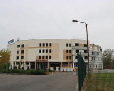 У Запоріжжі відбудовують готельний комплекс, що постраждав від російських ракетних ударів - фото