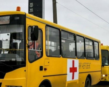 Вже другу добу окупанти утримують в Мелітополі автобуси для евакуації
