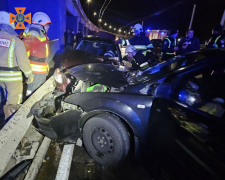 Не поділили дорогу – у Запоріжжі сталася аварія за участю двох машин та тролейбуса (фото)