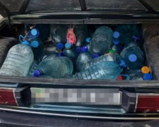 У Запоріжжі водій перевозив партію фальсифікованого алкоголю у п&#039;ятилітрових пляшках