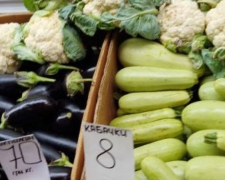 В окупованому Мелітополі на ринках дешеві овочі та ціни у двох валютах