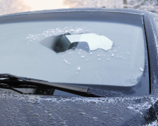 Як швидко очистити лобове скло в машині від льоду і не подряпати його - корисні поради