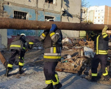 У Запоріжжі укріплюють будинок, в який влучила російська ракета, аби не допустити його обвалу - фото