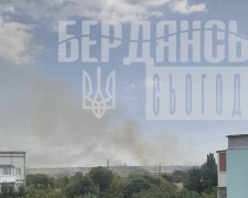 У Бердянську пролунали вибухи – над містом підіймається густий дим (фото, відео)