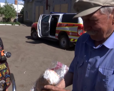 Великдень під обстрілами - рятувальники доставили святкові смаколики мешканцям прифронтового Оріхова (відео)