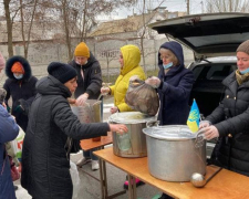 В Бердянске начали работать кухни с горячими обедами - фото