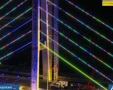 В Запорожье показали яркие огни ночного вантового моста - фото