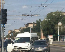 На перехресті у центрі Запоріжжя сталася ДТП з маршруткою - фото