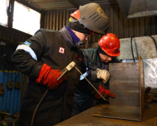 Запорізькі металурги виготовляють буржуйки для військових і жителів прифронтових регіонів