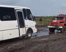 На розмитій &quot;дорозі життя&quot; у Запорізькій області рятувальники продовжують звільняли автівки та автобуси з пастки