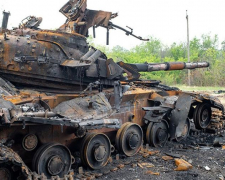 Українські військові за добу знищили 26 броньовиків, 21 танк та 3 гелікоптери окупантів