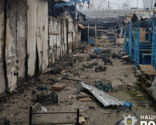 У Запорізькій області через російські обстріли сталася масштабна пожежа на ринку - фото