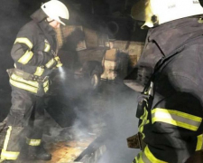 В Запорожье загорелся гараж, в котором хранили кислородные баллоны - фото