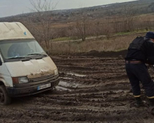 На &quot;Дорозі життя&quot; в Запорізькій області застряг мікроавтобус - фото