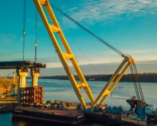 Російські окупанти знищили плавкран, який будував мости в Запоріжжі