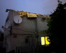 У Запоріжжі через негоду знесло дах у приватному будинку (фото)