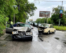 У центрі Запоріжжя зіткнулися автівки: водію стало зле за кермом