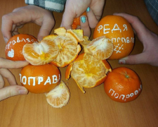 Школярі в окупованому селищі Запорізької області писали на мандаринках побажання Феді