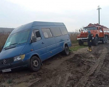 На &quot;дорозі життя&quot; в Запорізькій області застрягли мікроавтобуси - фото