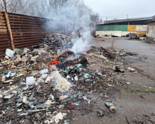 Труїв сусідів - мешканець Запоріжжя спалював гори сміття поруч з житловими будинками