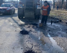 В одном из районов Запорожья ремонтируют центральные дороги - фото, видео