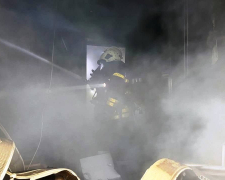 Виніс з палаючого будинку - мешканець Запоріжжя врятував сусіда з інвалідністю (фото, відео)