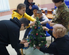 Рятувальникам, які працюють у зоні бойових дій, подарували новорічну ялинку - фото