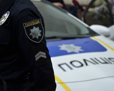 На центральному проспекті Запоріжжя затримали підозрілого чоловіка з пістолетом: подробиці